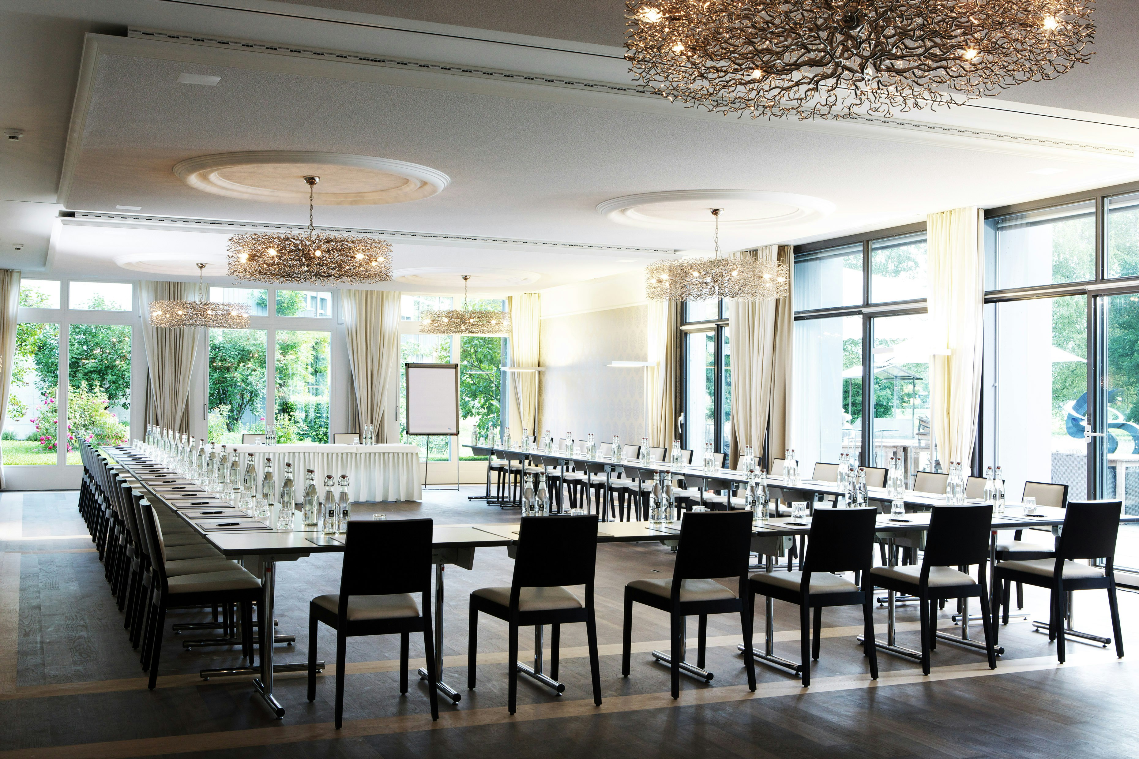 Parkhotel Schloss Hunigen 4/6