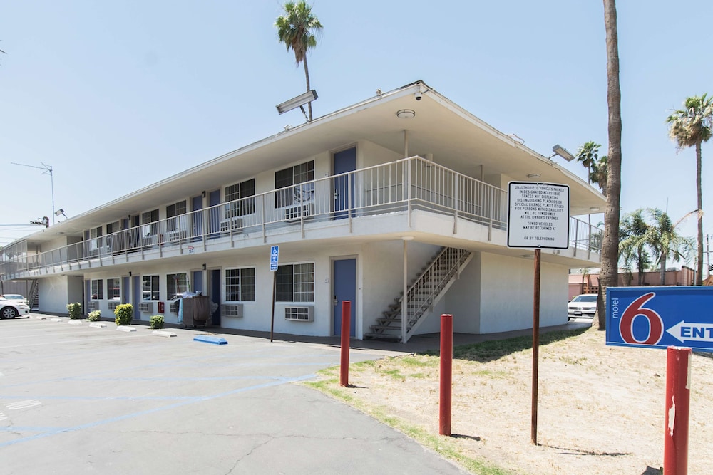 Motel6 Bakersfield, CA - Central photo4