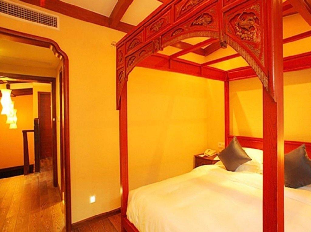 Water, Queen Bed
