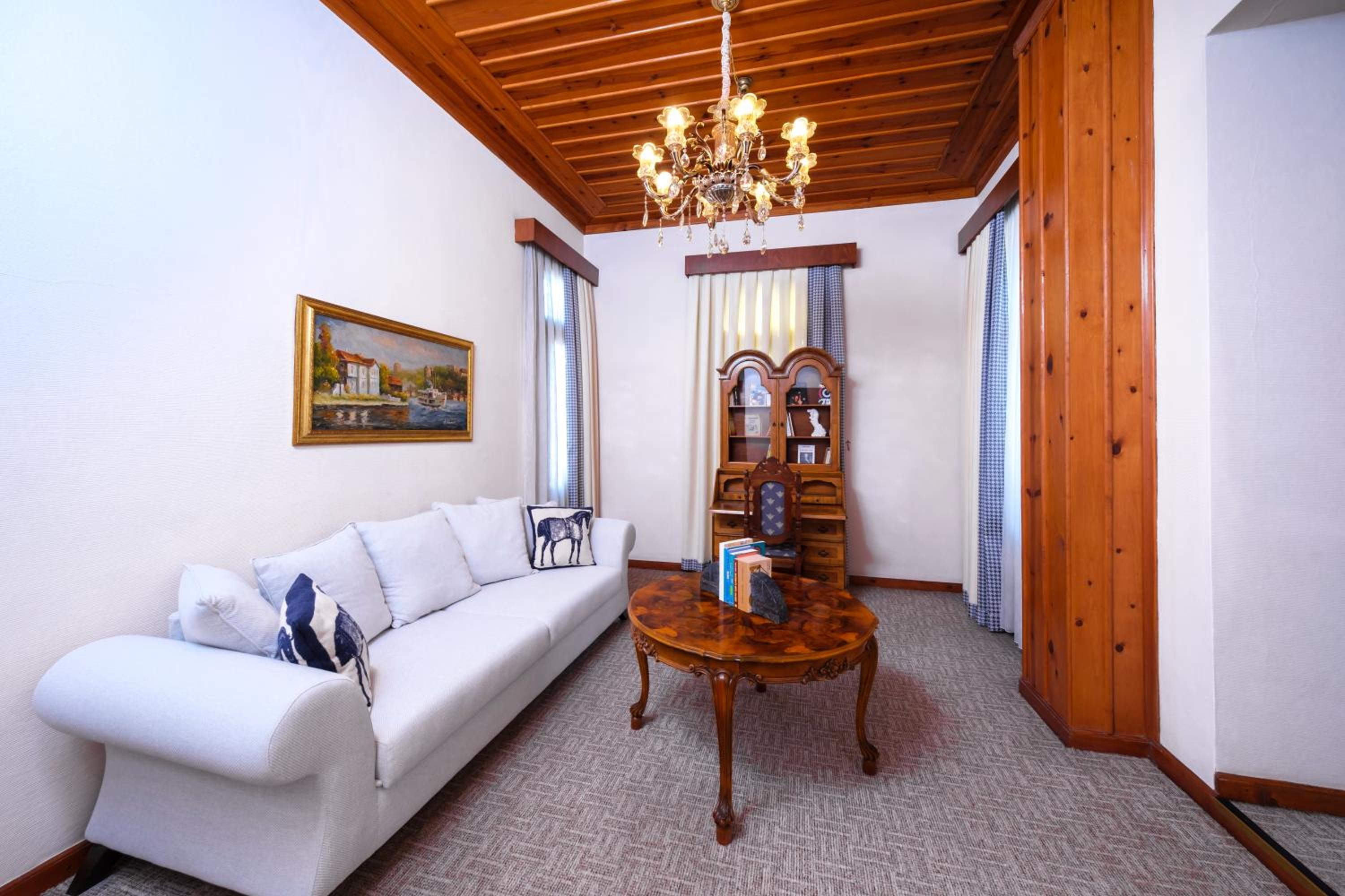 جناح بشرفة، Bosnali Hotel 7/10