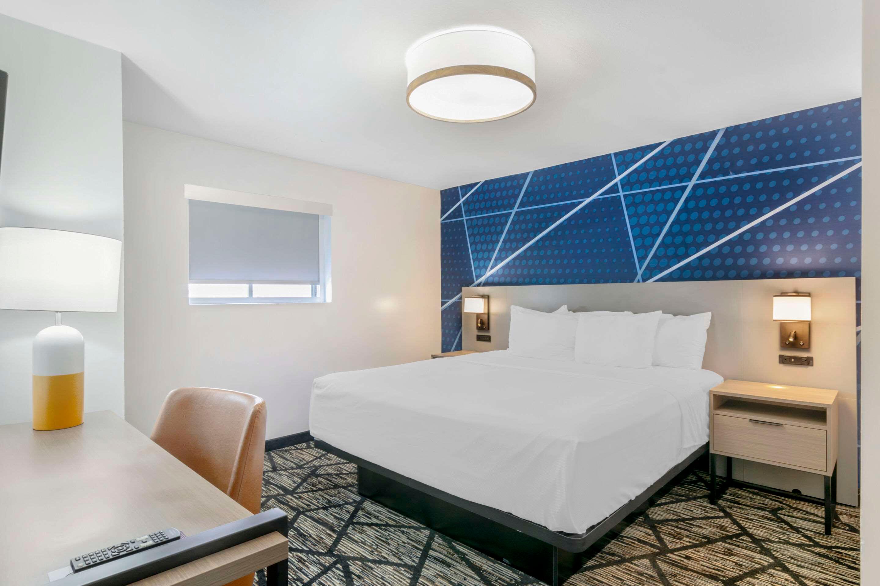 SUITE, KING BED