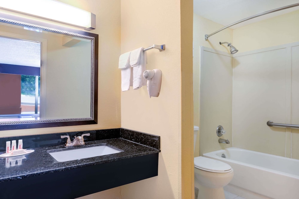 Days Inn by Wyndham Knoxville East 16/31