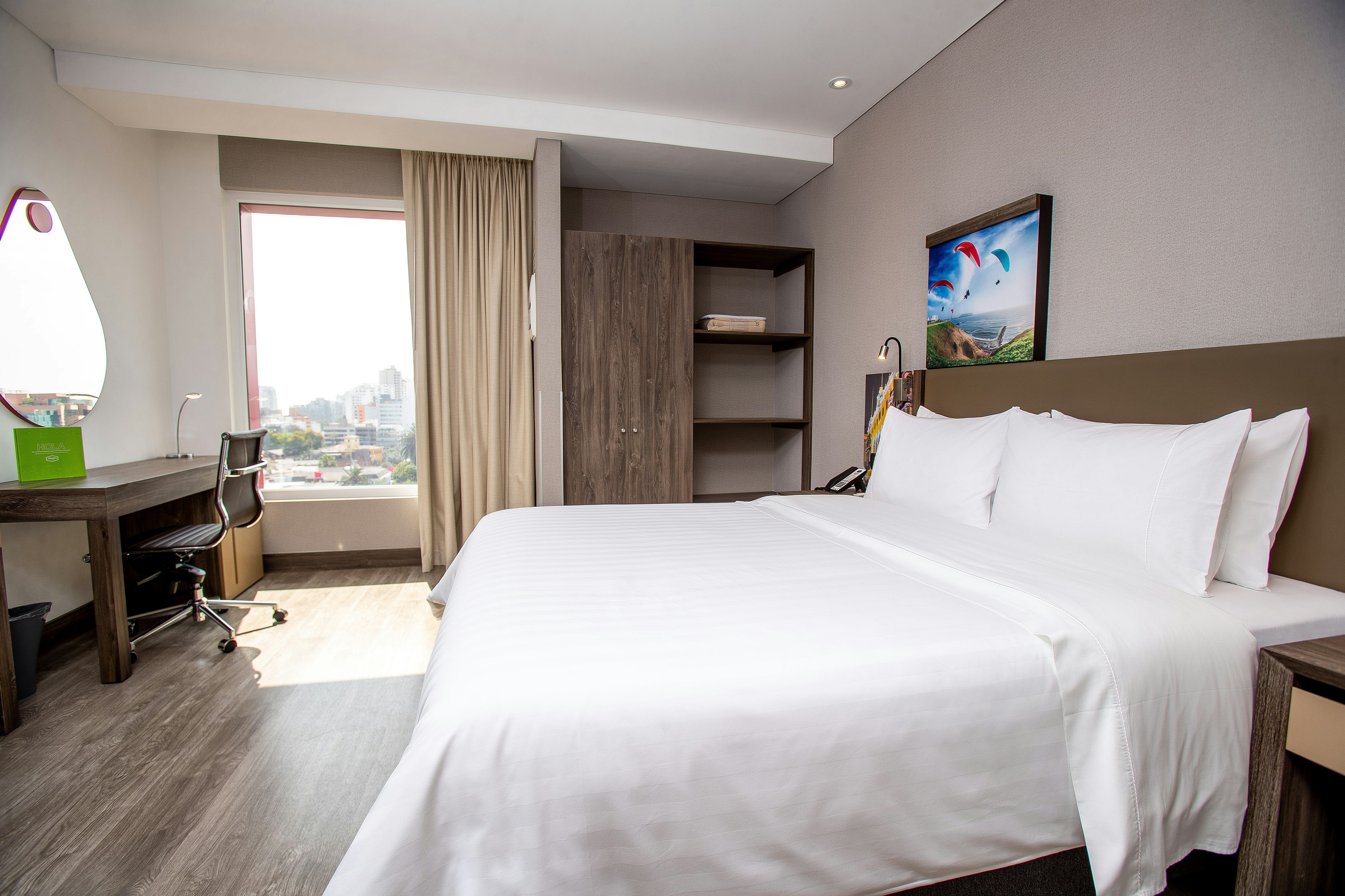 ROOM, QUEEN BED
