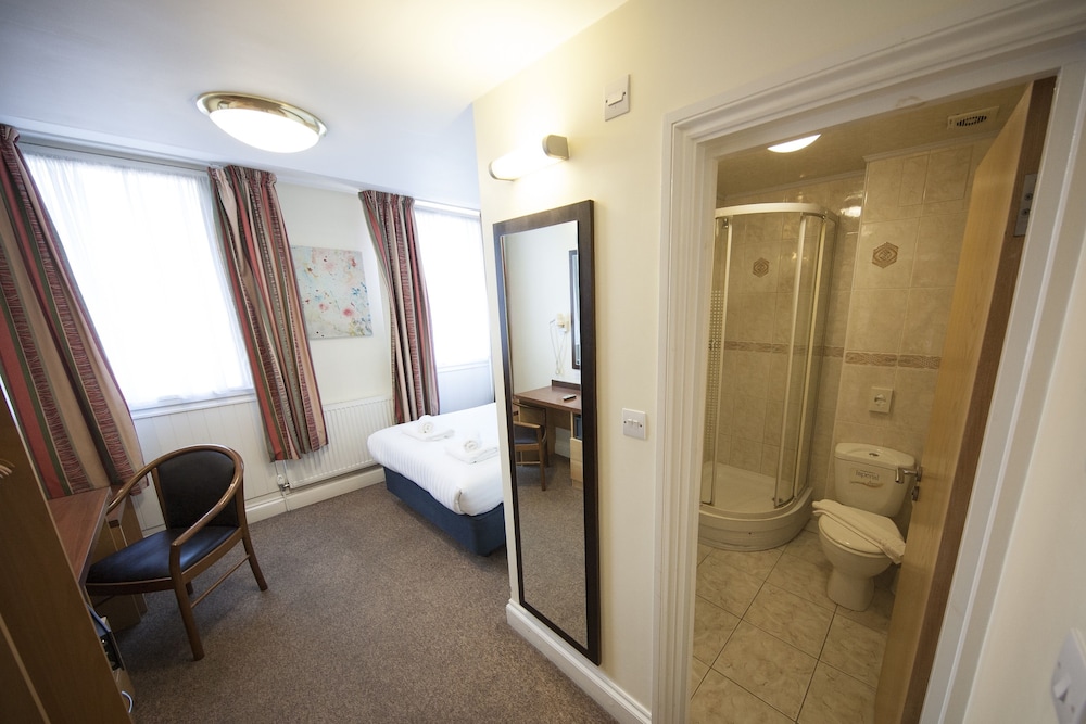 Maiden Oval Hotel 28/28
