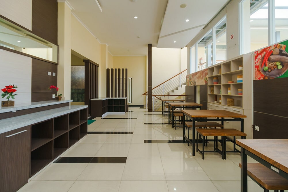 RedDoorz Plus @ Point Phila Cihampelas 35/50