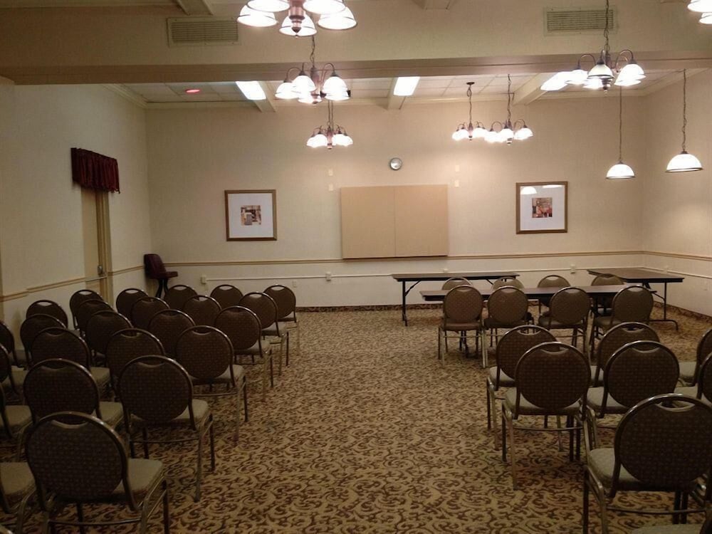 Rodeway Inn & Suites Youngstown 47/60