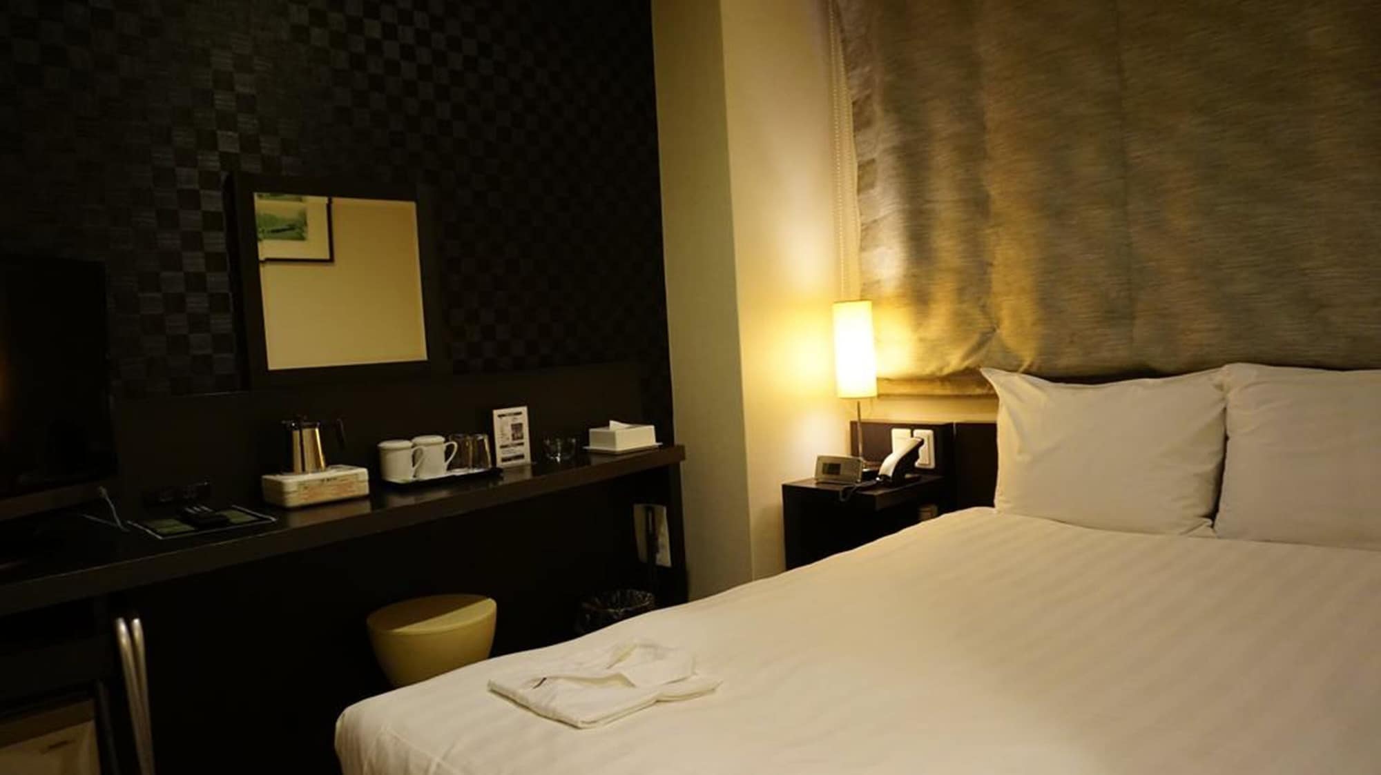 ROOM, SEMI DOUBLE BED
