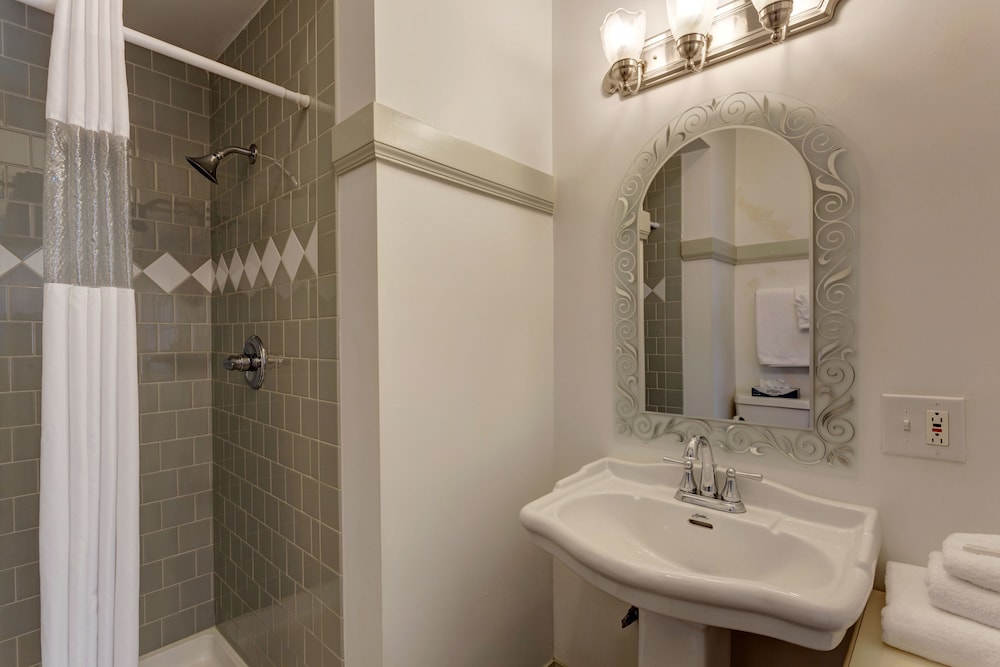 Nantucket Inn 42/50