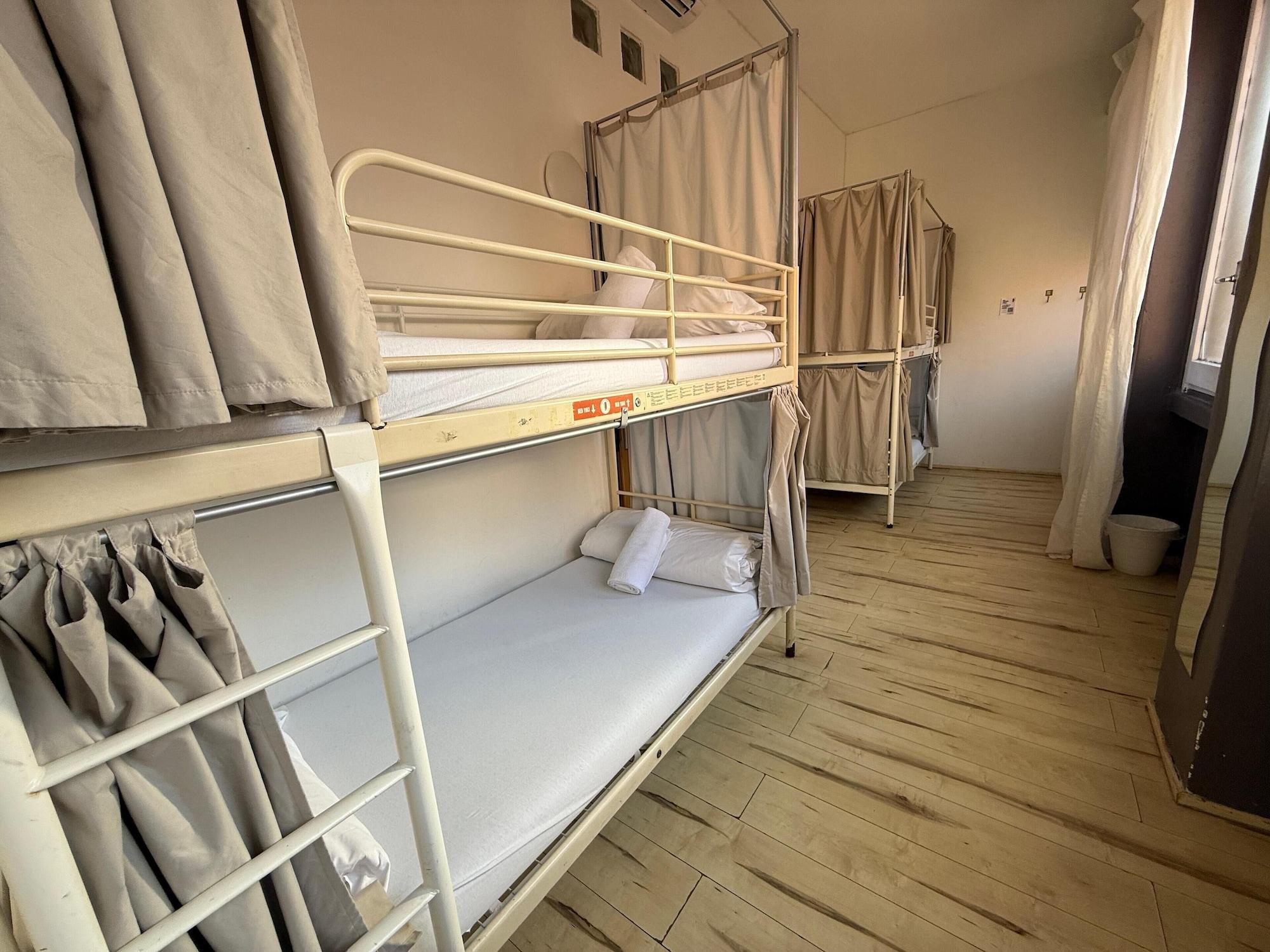 Mixed Dorm, 4 People