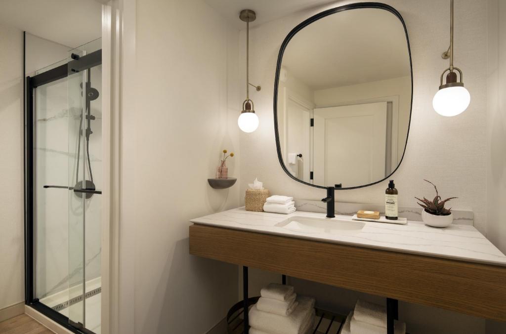 1 Bedroom, Garden, Suite, 2 Queen Beds, Sofa, The Steward, Santa Barbara, a Tribute Portfolio Hotel 3/3