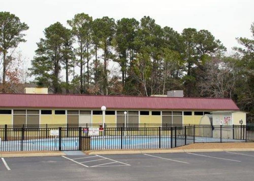 Rodeway Inn and Suites Wilmington North 5/28