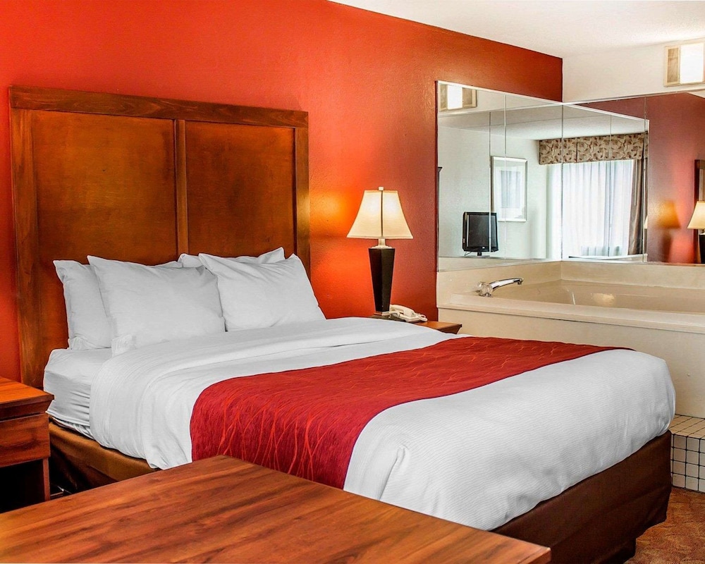 Standard, Queen Bed, Jetted Tub