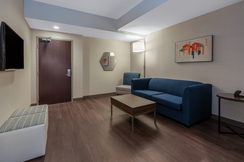 Holiday Inn Express Suites Vaughan 52/78