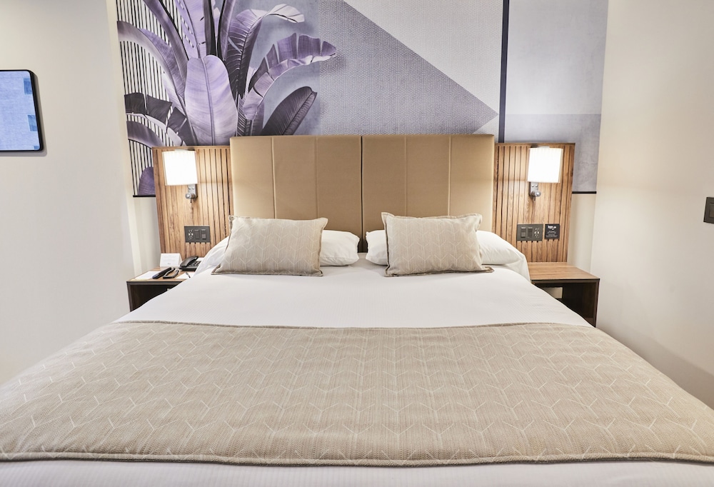 DELUXE, KING BED