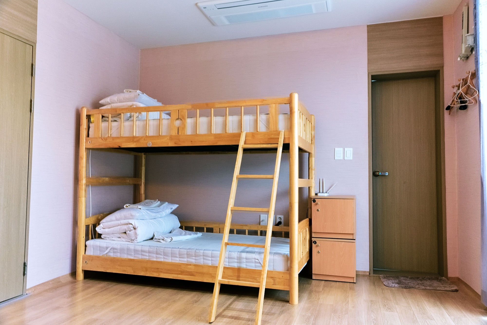 Female Dorm, Female Only, 6 People