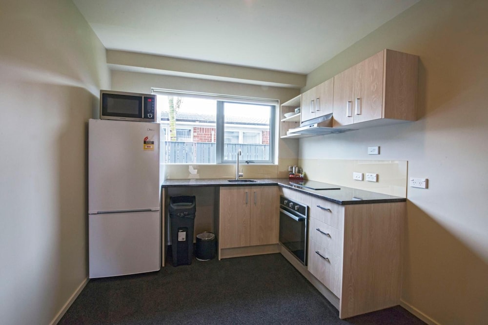 Ellerslie Palms Motel 6/68