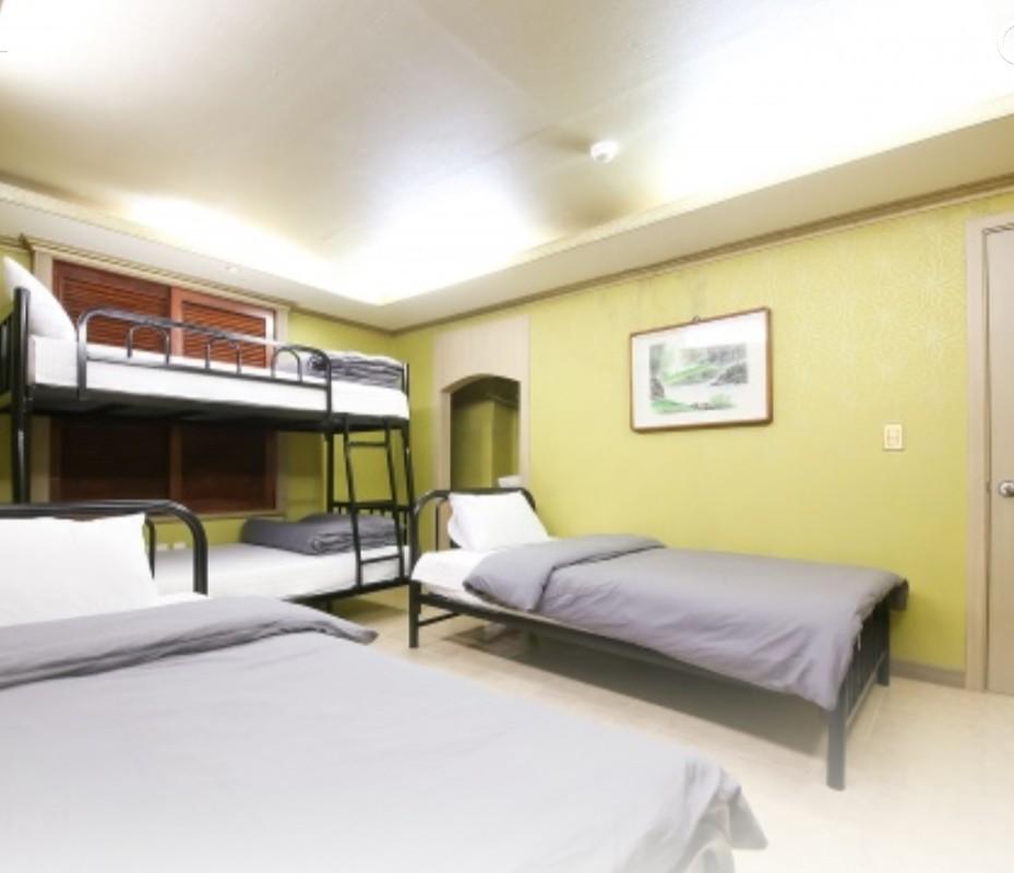 Family, Twin Beds, Bunk Beds
