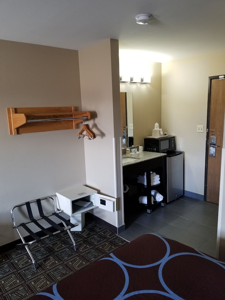 Super 8 by Wyndham Fort Collins 25/41