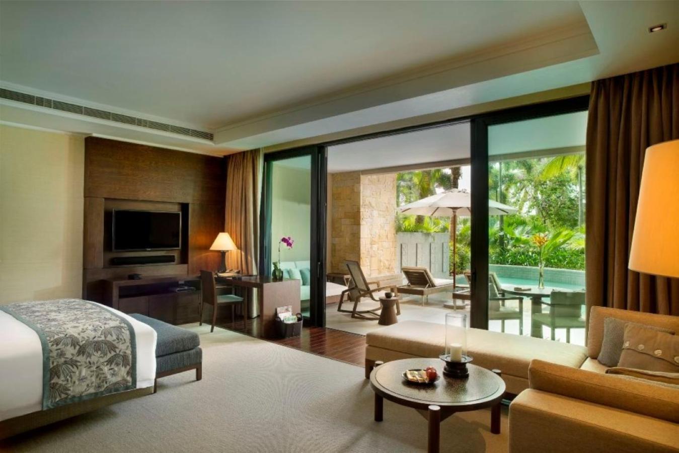 Pool, Standard, King Bed