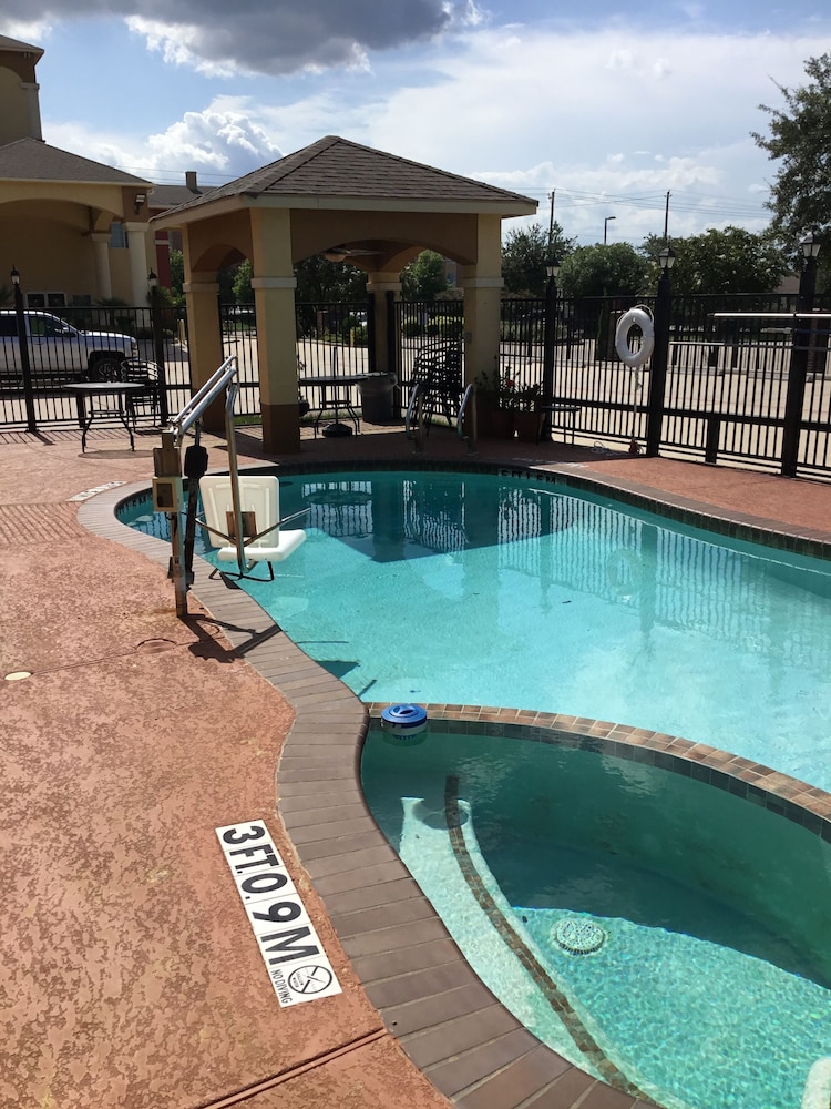 Regency Inn & Suites Baytown 34/62