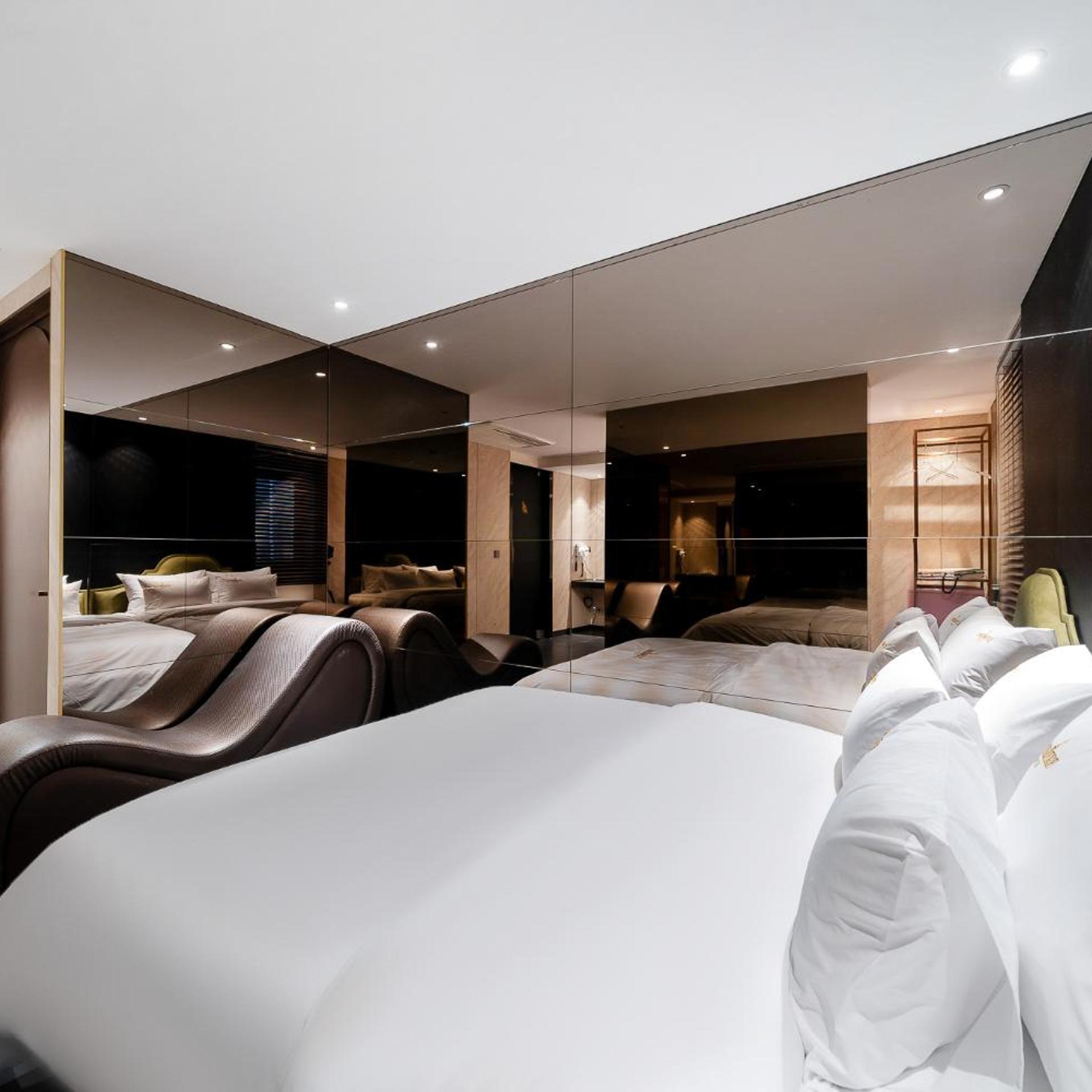 Signature, Single, King Bed, No Parking
