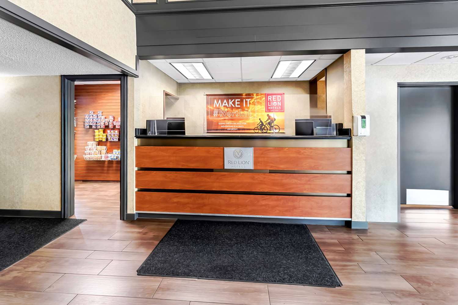 Red Lion Hotel Portland Airport photo4