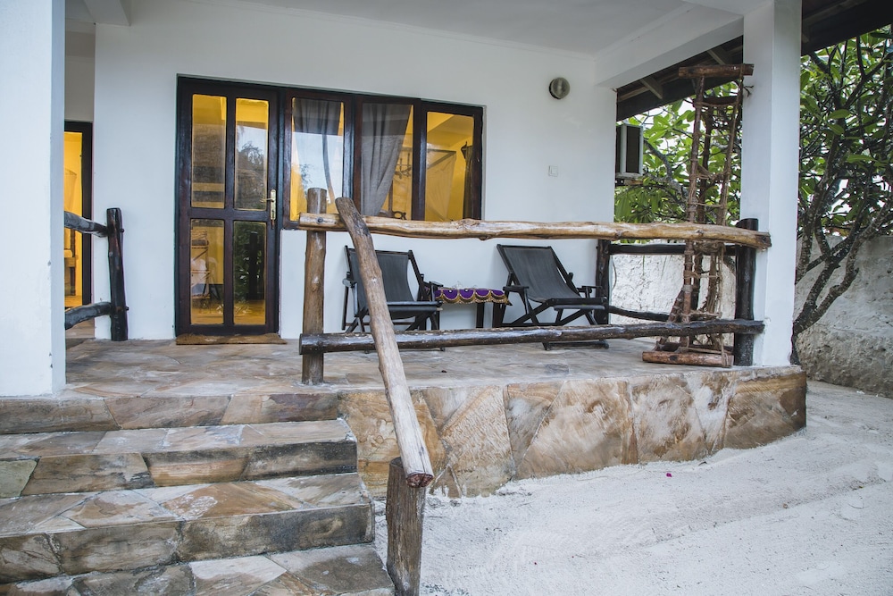 Moonshine Uroa Boutique Hotel 8/50
