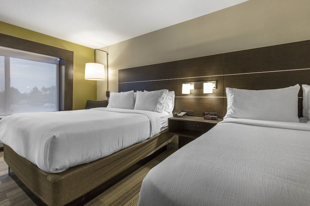 Holiday Inn Express and Suites Chicago West St Charles an IHG Hotel 8/72