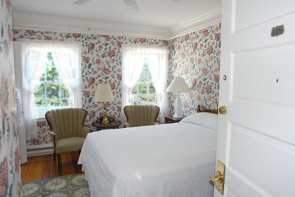 Garden, Queen Bed، The Colony Hotel 2/10