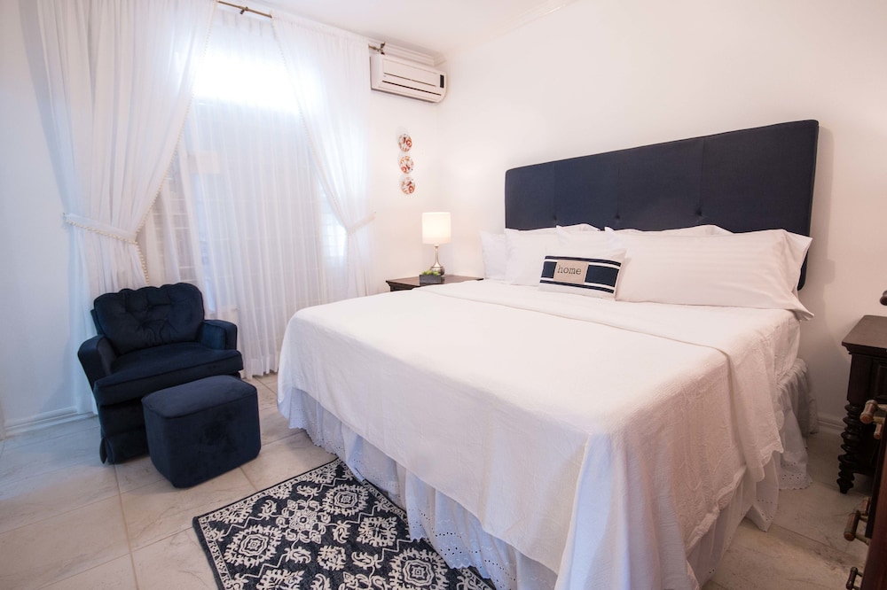 Cattleyas New Kingston Guest Apartment 3/17