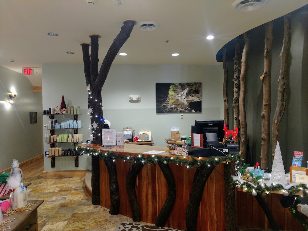 Hope Lake Lodge Indoor Waterpark 8/50