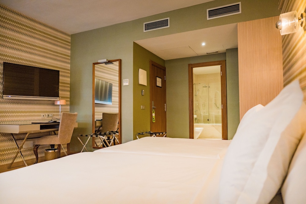 ROOM, TRIPLE