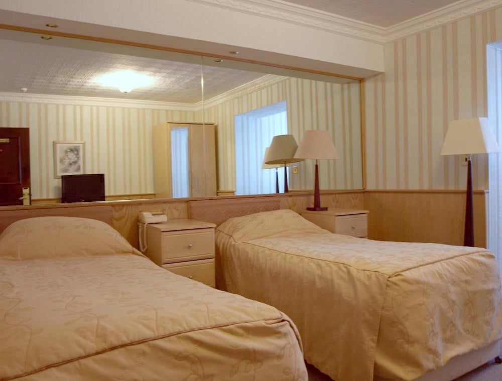 DELUXE, TWIN BEDS