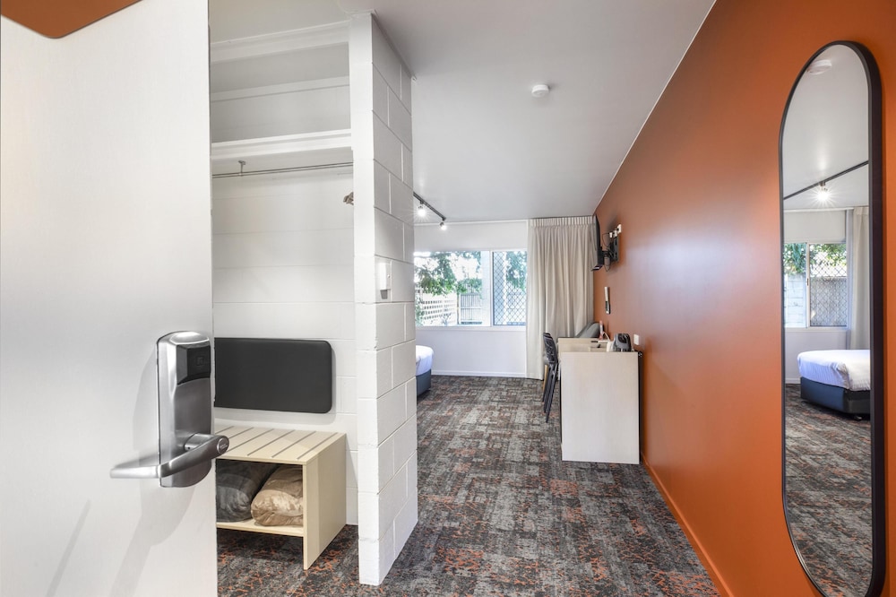 Dalrymple Hotel 58/67