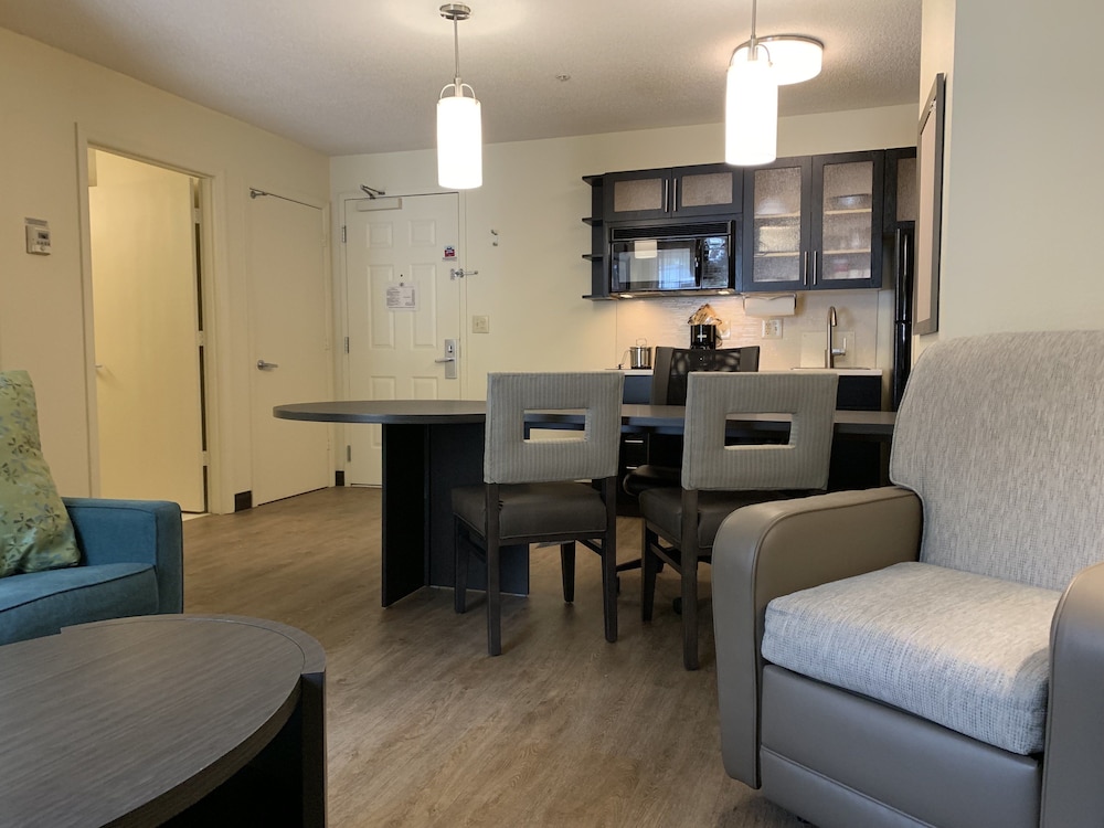 CANDLEWOOD SUITES RALEIGH CRABTREE 21/57