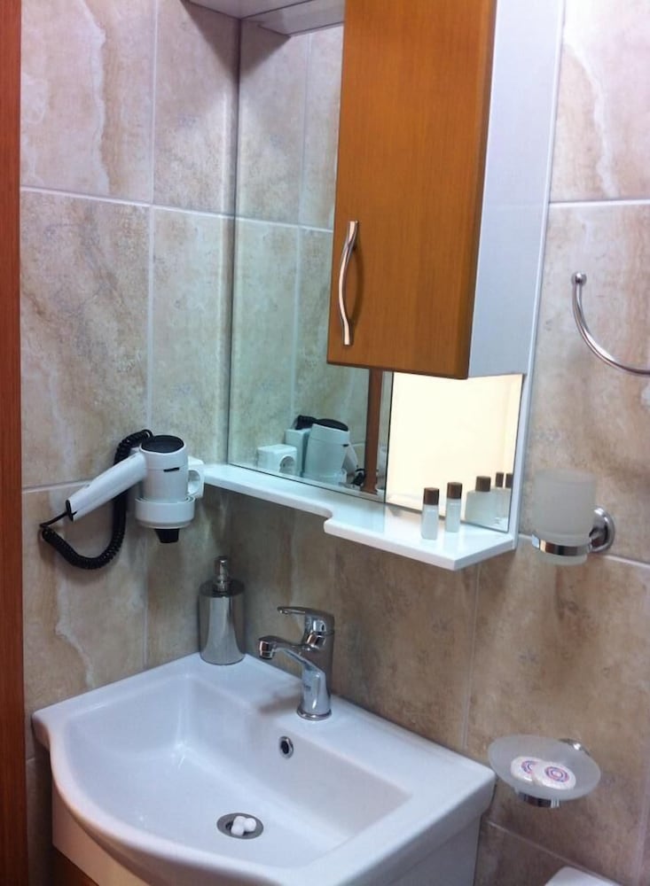 Gorur Hotel 29/30