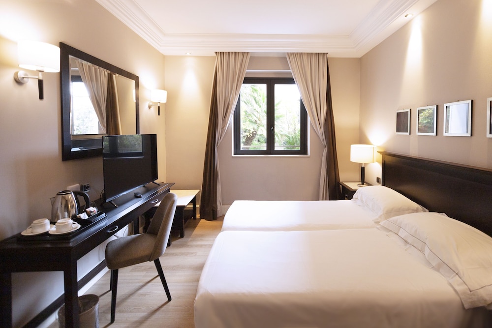 ROOM, DOUBLE BED
