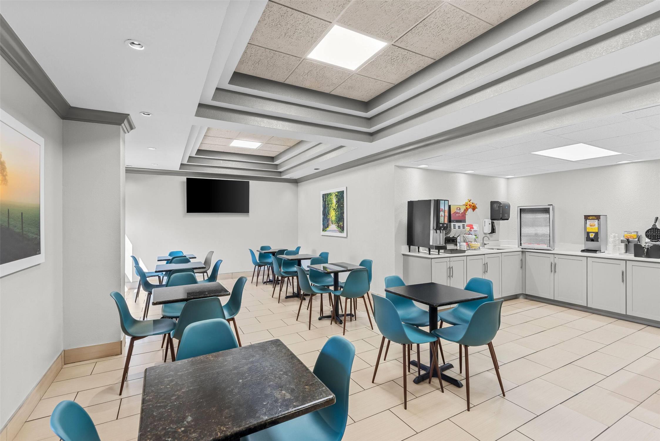 Days Inn & Suites By Wyndham Cedar Rapids 16/27