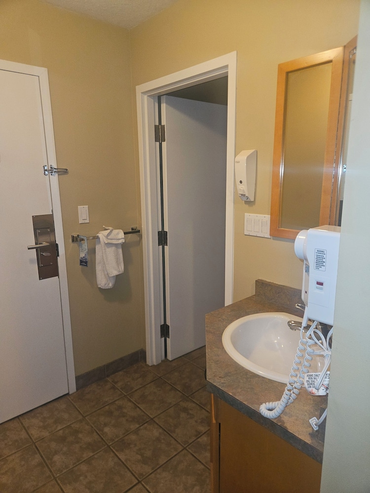Travelodge by Wyndham Edson 2409079 Alberta Ltd. 51/53