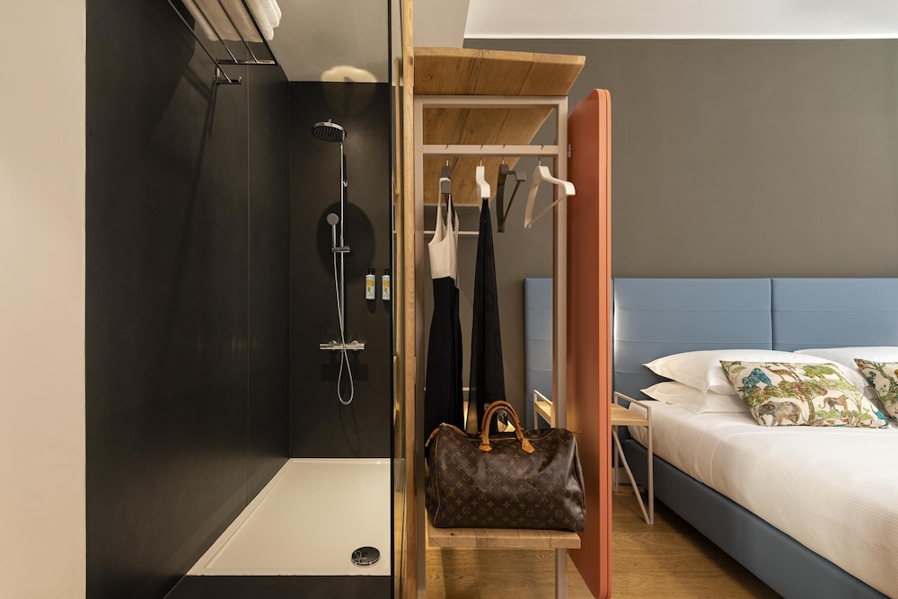 STUDIO, SUITE
