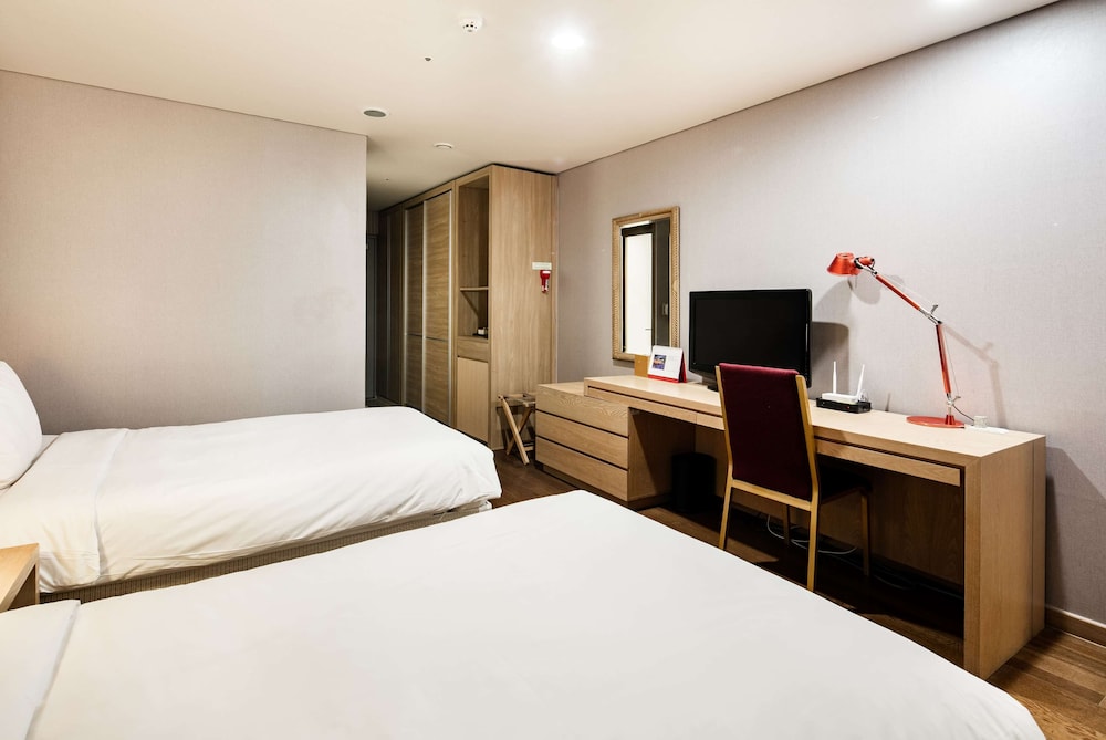 SUPERIOR, ECONOMY, TWIN BEDS, LIGHT HOUSEKEEPING