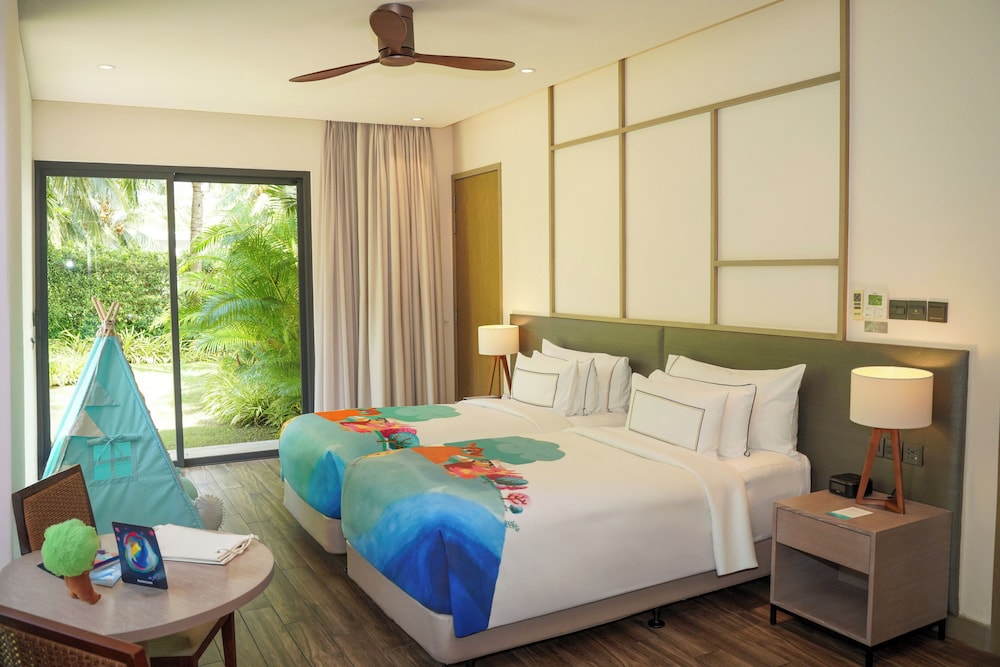 2 Bedrooms, the Level, Family, Villa, Twin Beds, King Bed, Lake Front, Private Pool