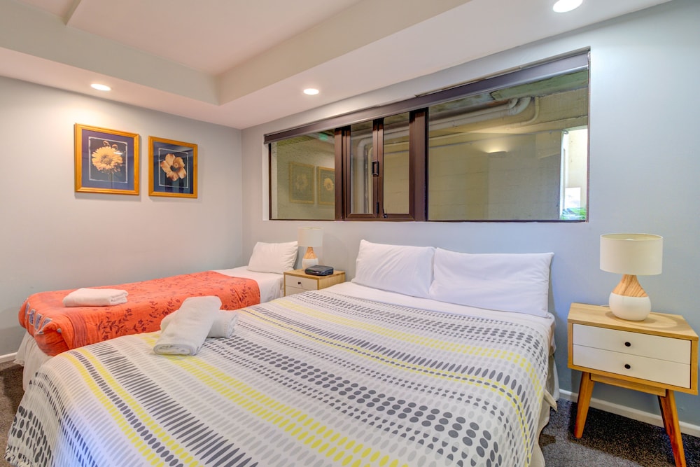 Lakefront Apartments and Lodges 12/49