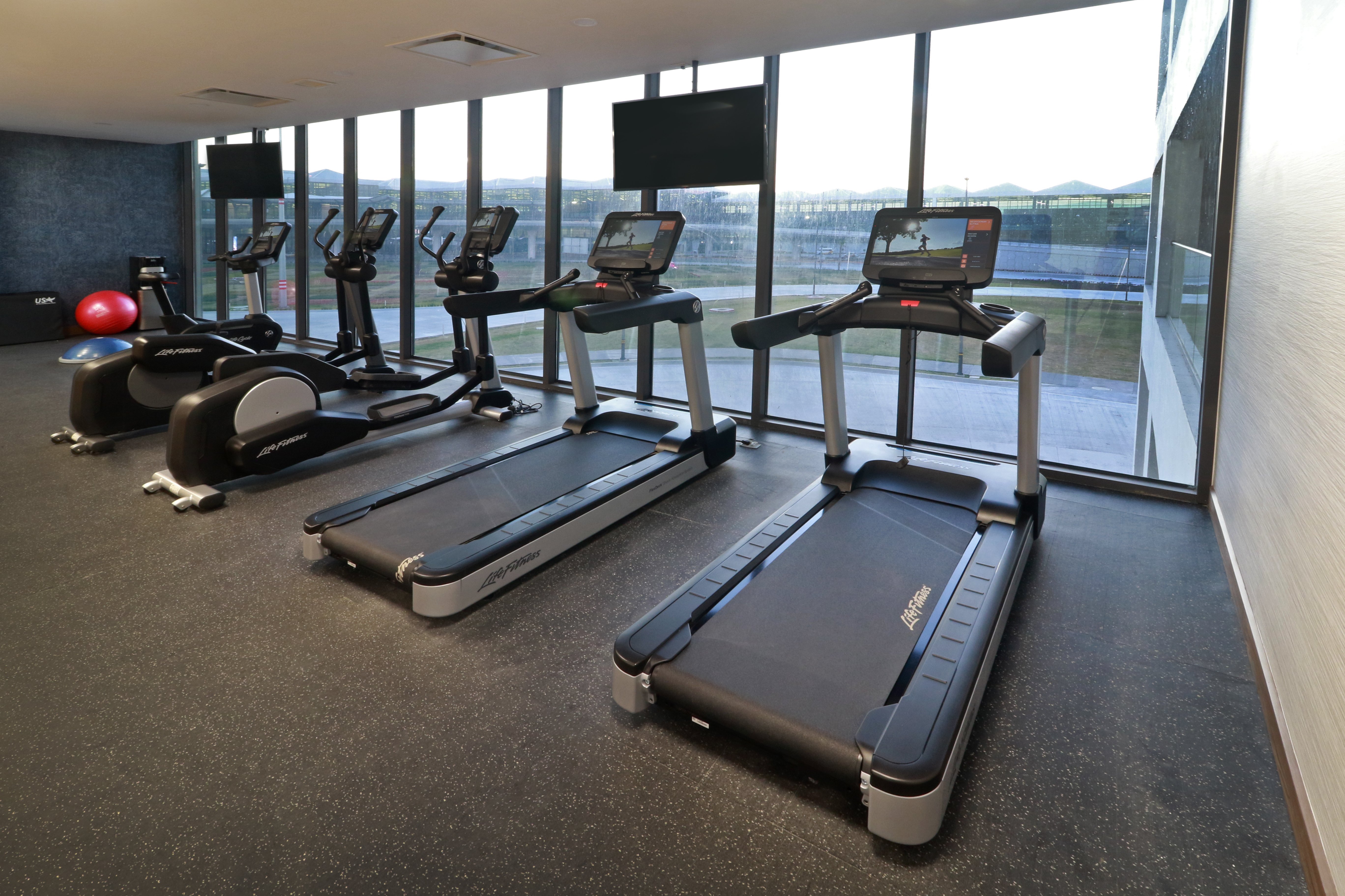 Holiday Inn and Suites Mexico Felipe Angeles Airport 11/30