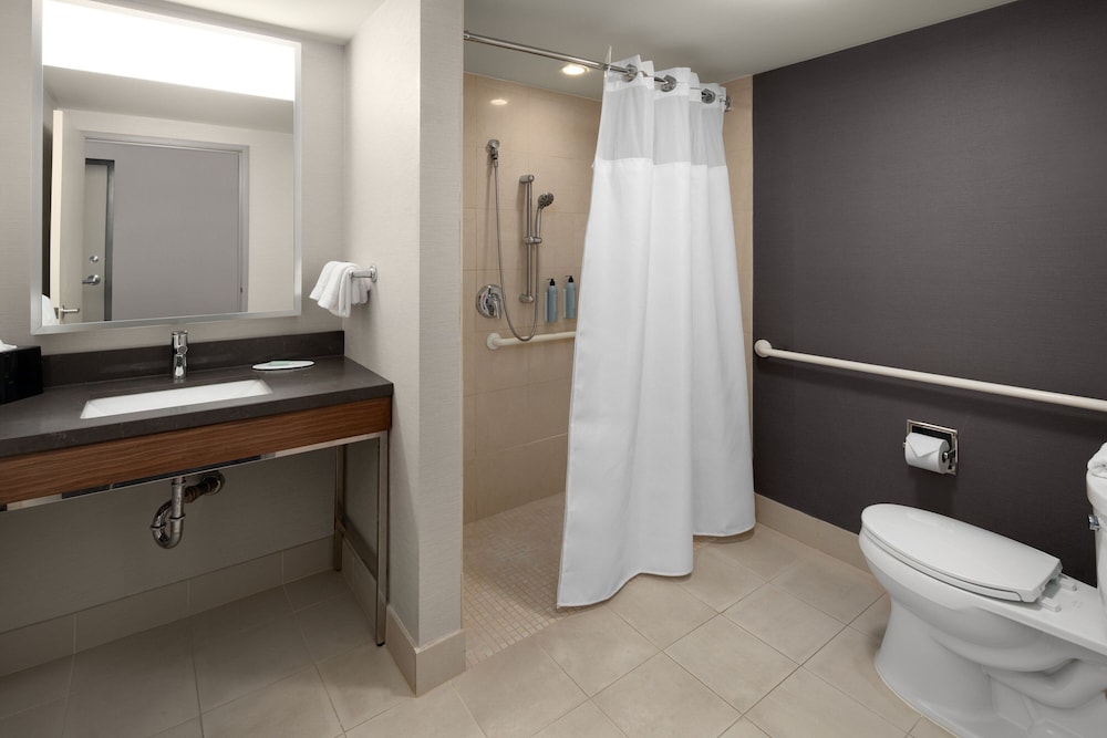 غرفة بسرير كينج مع أريكة لذوي الإعاقة، Courtyard by Marriott Seattle Bellevue/Downtown 4/6