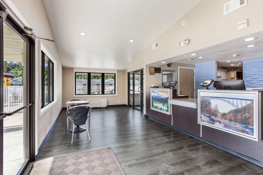 Lobby at Motel6 Cross Lanes, WV–Goff Mountain Rd, Cross Lanes - WV