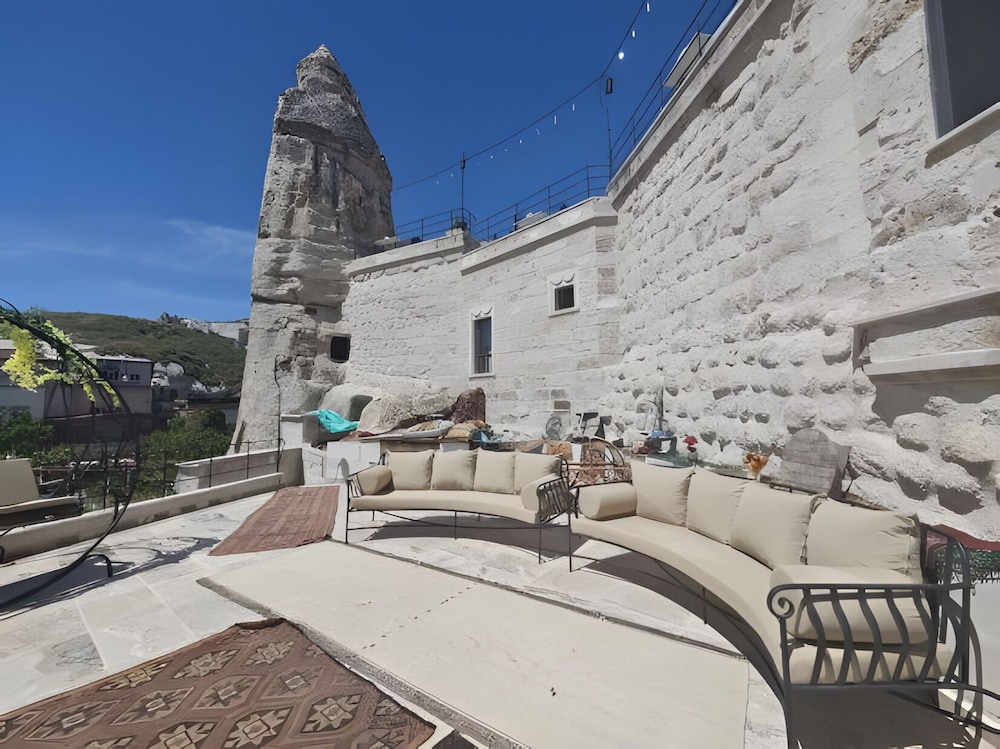 Noahs Ark Cave Hotel 40/50