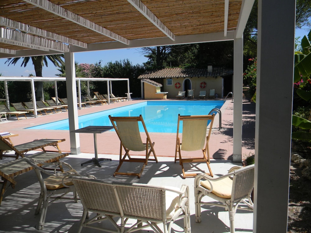 IS BENAS COUNTRY LODGE 57/63