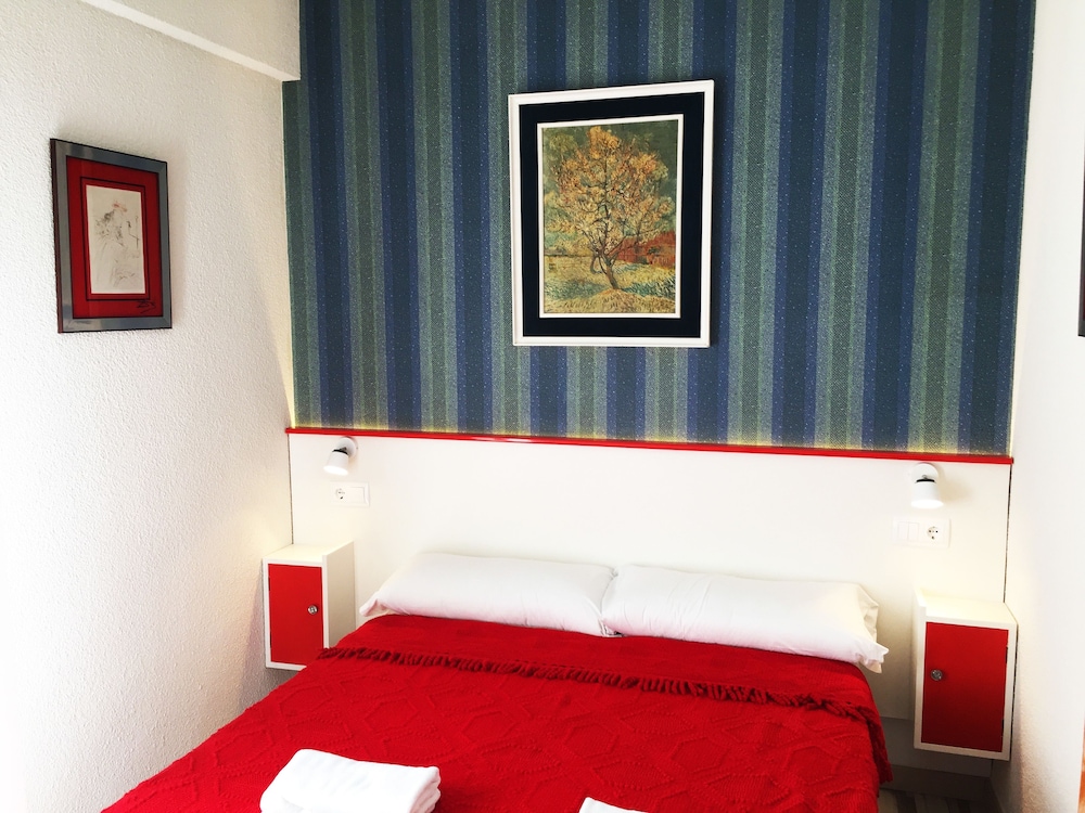 Far Home Hostel 24/71