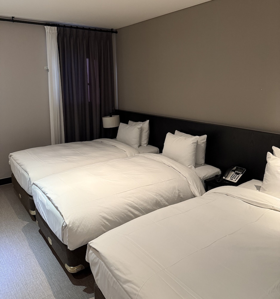 ROOM, TRIPLE